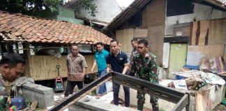 Koramil 0219/Cikande Bersihkan Rumah Warga Yang Terkena Banjir