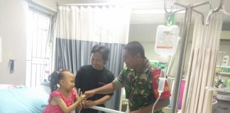 Senyum Pucat Aprilia , Saat Dijenguk Babinsa Kodim 0602/Serang