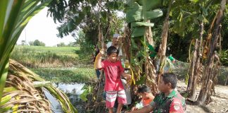 Cara Babinsa Koramil 0219/Cikande, Jalin Kedekatan Dengan Anak-anak