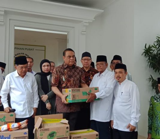 PW DMI Banten Menerima Bantuan Alat Kebersihan