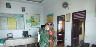 Babinsa Ketos Lakukan Penyemrotan Disinfektan di Kantor Desa