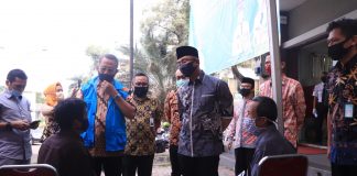 Wagub Andika Pantau Penyaluran Bansos di Tangsel