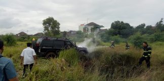 Mobil Jeep Cherokee Terbakar di Lahan Kosong di Cilegon