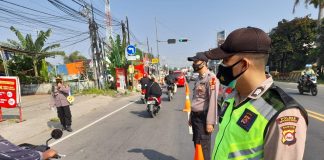 Petugas Pospam Parung Polres Serang Kota, Bagikan Masker