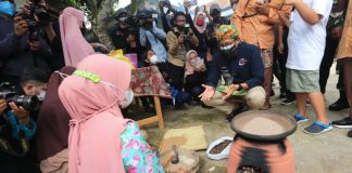 Emak-Emak UMKM Desa Cikolelet Sebut Menteri Sandiaga Uno adalah Pemimpin Idola Mereka