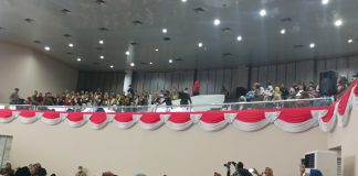 Mahasiswa Kumala Sebarkan Kertas Saat Paripurna HUT Banten