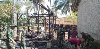 Pasca Kebakaran, Anggota Koramil 0602-13 Padarincang Bantu Bersihkan Puing Pondok Pesantren