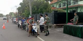 Kodim Serang Bagikan Takjil ke Masyarakat yang Melintas di Makodim