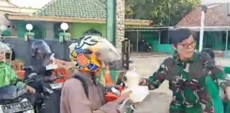 Koramil Cipocok Jaya Bagikan 150 Takjil Gratis untuk Pengguna Jalan