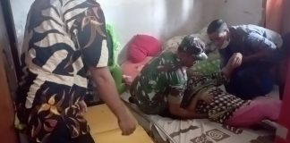 Babinsa Pamarayan Bantu Evakuasi Warga Sakit ke Rumah Sakit