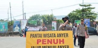 Pengunjung Wisata Membludak, Polda Banten Berlakukan One Way