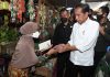 Presiden Joko Widodo saat menyelami warga disela pemantauan ke Pasar Kelapa Kota Cilegon. (Foto: Biro Pers, Media, dan Informasi Sekretariat Presiden)
