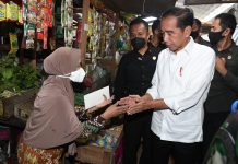 Presiden Cek Harga Kebutuhan Pokok di Pasar Kelapa Presiden Joko Widodo saat menyelami warga disela pemantauan ke Pasar Kelapa Kota Cilegon. (Foto: Biro Pers, Media, dan Informasi Sekretariat Presiden)