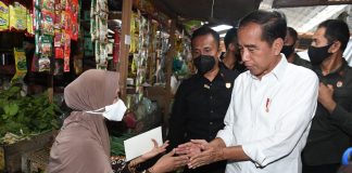 Presiden Cek Harga Kebutuhan Pokok di Pasar Kelapa Presiden Joko Widodo saat menyelami warga disela pemantauan ke Pasar Kelapa Kota Cilegon. (Foto: Biro Pers, Media, dan Informasi Sekretariat Presiden)