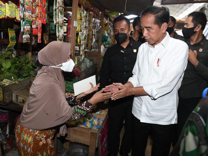 WhatsApp Image 2023-04-11 at 14.39.06 Presiden Joko Widodo saat menyelami warga disela pemantauan ke Pasar Kelapa Kota Cilegon. (Foto: Biro Pers, Media, dan Informasi Sekretariat Presiden)