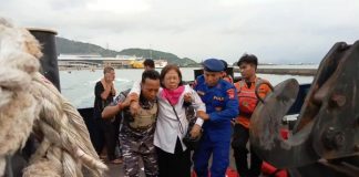 Momen Kekompakan TNI dan Polri saat Evakuasi Korban Kebakaran KMP Royce 1