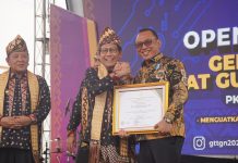 Wali Kota Helldy Agustian Raih Penghargaan Bergengsi dari Mendes PDTT RI Sebagai Penerima Satya Lencana Bakti Inovasi Desa