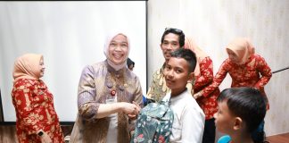 Pemprov Banten Serahkan Bantuan Pendidikan Perlengkapan Sekolah