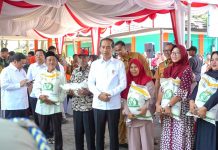Harga Beras Masih Tinggi, Presiden Jokowi Mulai Melakukan Operasi Pasar dan Bagi-Bagi Beras untuk Warga