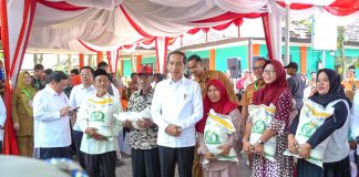 Harga Beras Masih Tinggi, Presiden Jokowi Mulai Melakukan Operasi Pasar dan Bagi-Bagi Beras untuk Warga