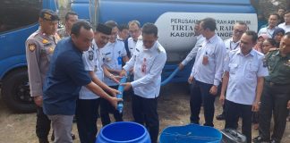 PWI dan Perumdam TKR Salurkan Bantuan 105 Ribu Liter Air Bersih di Pakuhaji