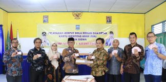 Disdukcapil Kabupaten Serang Bagikan Ratusan KIA ke Siswa SMPN 1 Kramatwatu