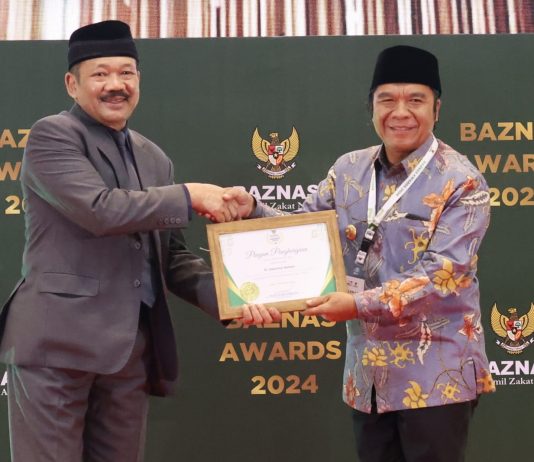 Penjabat (Pj) Gubernur Banten Al Muktabar meraih Anugerah Baznas Award 2024