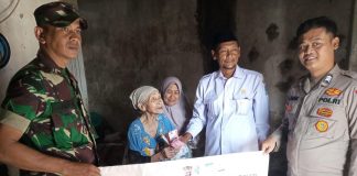 Babinsa Koramil Ciomas dan Pemdes Serahkan BLT Dana Desa Door To Door