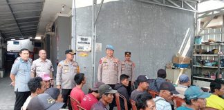 Dampingi Kabid Propam, Kapolres Serang Bagikan Bingkisan ke Opang