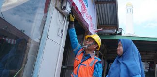 Rayakan HUT RI Ke-79, Donasi Pegawai PLN Nyalakan 7.357 Listrik Gratis bagi Keluarga Kurang Mampu