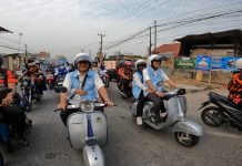 Dikawal Ribuan Pendukung Pasangan Bacalon Wali Kota Cilegon Helldy -Alawi Daftar ke KPU Menggunakan Motor Vespa