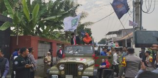 Daftar ke KPU Menggunakan Jeep Bacalon Isro Mi’raj Ngaku Anak Rakyat yang Dikawal Pengusaha