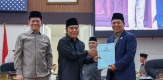 Pj Gubernur Al Muktabar Hadiri Paripurna Pemandangan Fraksi Atas Raperda Perubahan APBD Tahun 2024