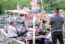 Disambut Anutusias Emak-emak, Andra Soni Dialog Bersama Nelayan di Atas Perahu