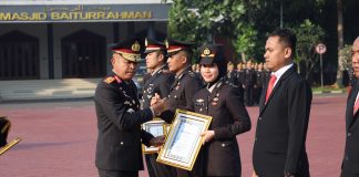 Dalam Upacara Hari Kesaktian Pancasila, Enam Personil Polda Banten Berprestasi Diganjar Penghargaan