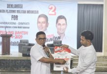Hadiri Deklarasi Dukungan, Andra Soni Simulasikan Pencoblosan Nomor Urut 02