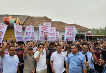 Warga Antusias saat Andra Soni Kampanye Bareng Charly Van Houten di Kabupaten Serang
