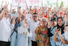 Blusukan Bareng Relawan SAS di Neglasari, Andra Soni Disambut Barongsai hingga Ondel-ondel