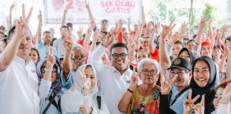 Blusukan Bareng Relawan SAS di Neglasari, Andra Soni Disambut Barongsai hingga Ondel-ondel