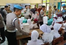 Polres Serang Bersama Media Bagikan Makan Siang Bergizi Gratis di SDN Taman Ciruas Permai