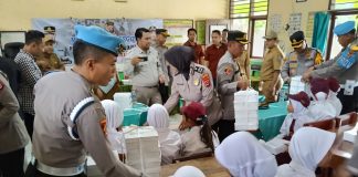 Polres Serang Bersama Media Bagikan Makan Siang Bergizi Gratis di SDN Taman Ciruas Permai