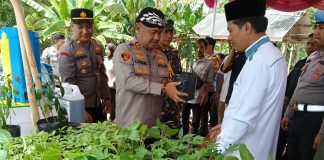 Kapolres Condro Tanam Ribuan Tanaman Holtikultura di Ponpes Sohibul Muslimin Tunjung Teja