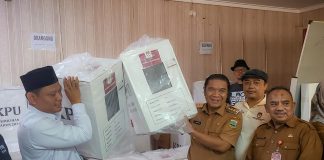 Didampingi Ketua KPU, Pj Gubernur Banten Al Muktabar Cek Kesiapan Distribusi Logistik Pilkada Serentak 2024