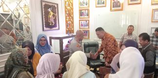 Emak-emak dari Pedagang Pasar Tambak Kibin Datangi Polres Serang