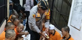Penghuni Rutan Polres Serang Disambangi Kapolres saat Momentum Idulfitri