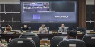 Pimpinan dan Anggota Pansus DPRD Banten Gelar Dengar Pendapat Pembahasan LKPj Pemerintah Provinsi Banten TA 2024 Ketua Pansus I Muhammad Faizal (kanan) saat rapat dengar pendapat dengan narasumber bertempat di GSG DPRD Provinsi Banten pada Selasa, (15/04/2025). (Foto: Dok DPRD Banten).