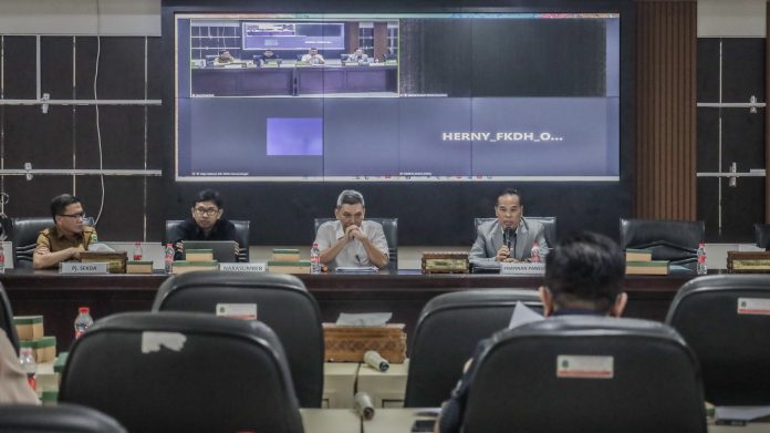 Ketua Pansus I Muhammad Faizal (kanan) saat rapat dengar pendapat dengan narasumber bertempat di GSG DPRD Provinsi Banten pada Selasa, (15/04/2025). (Foto: Dok DPRD Banten).
