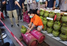 Polda Banten Tangkap Dua Pelaku Pengoplos LPG Bersubsidi dengan Omzet Ratusan Juta