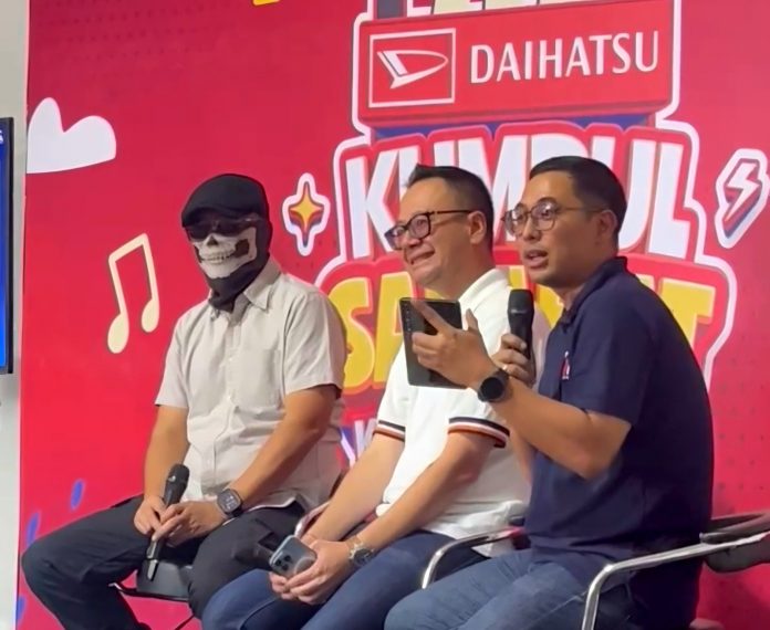 WhatsApp Image 2025-05-21 at 17.39.36 (1) Head of Branding and Digital Marketing SEVA, Trijoko Agung Wibowo, mengatakan kehadiran SEVA menjadi kesempatan bagi para pengunjung untuk dapat memiliki mobil Daihatsu Impian yang sesuai dengan kemampuan finansial didukung dengan fitur Loan Calculator dan Car Discovery serta fitur Instant Approval. “Melalui beragam fitur SEVA, masyarakat bisa lebih gampang untuk semua urusan mobil, mulai dari membeli mobil baru hingga mobil bekas, hingga pengurusan beragam dokumen kendaraan yang dapat dilakukan secara online. SEVA juga menghadirkan fitur Fasilitas Dana yang dapat dimanfaatkan pengunjung yang membutuhkan dana tunai untuk berbagai kebutuhan.”