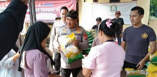 Kapolres Serang Beri Bonus Beras dan Minyak ke Ibu-ibu